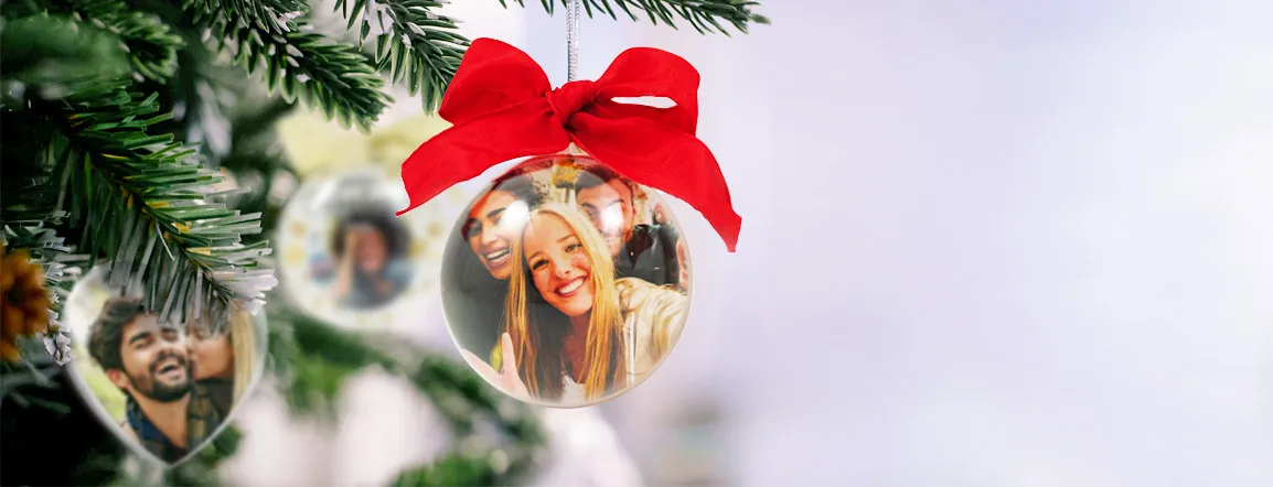 Palline di Natale personalizzate disponibili in diverse forme: a sfera, cuore e stella per i tuoi regali di natale, addobba il tuo albero natalizio con le immagini e foto delle persone che ami o per pubblicizzare con le palle di natale.