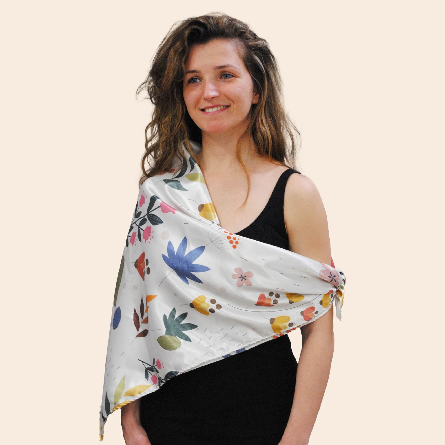 come si indossa un foulard personalizzato su un vestito