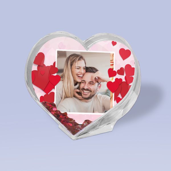 Un box personalizzato con regali per il giorno di San Valentino, un insieme  di cose carine, una semplice idea per un regalo romantico per una ragazza  Foto stock - Alamy