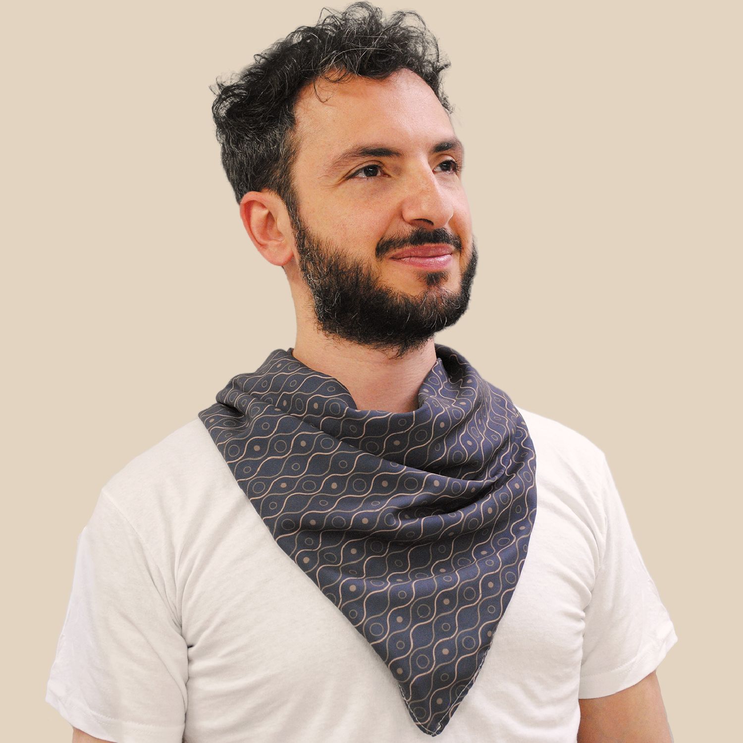 come indossare un foulard da uomo