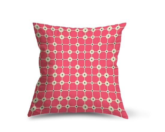Cuscino dallo sfondo rosa con pois