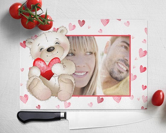 Il dolce orsetto su tagliere in vetro