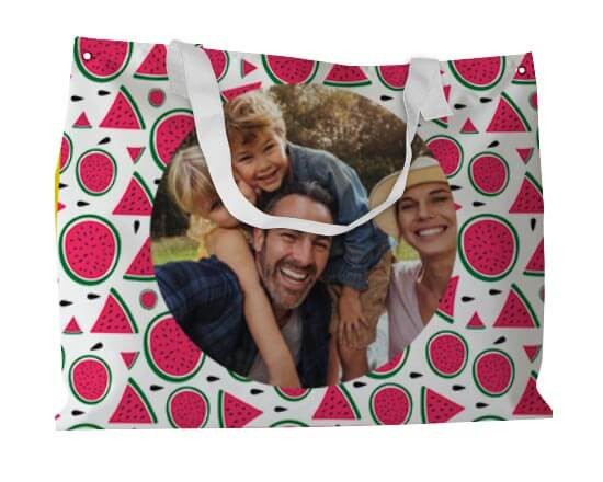 Borsa mare con fette di anguria rossa