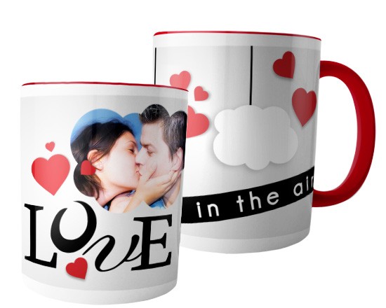 Cuori rossi e nuvole su tazza con foto