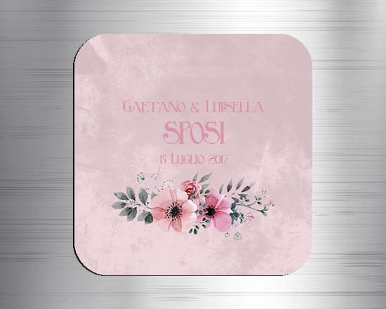 Calamita quadrata in masonite con grafica rosa