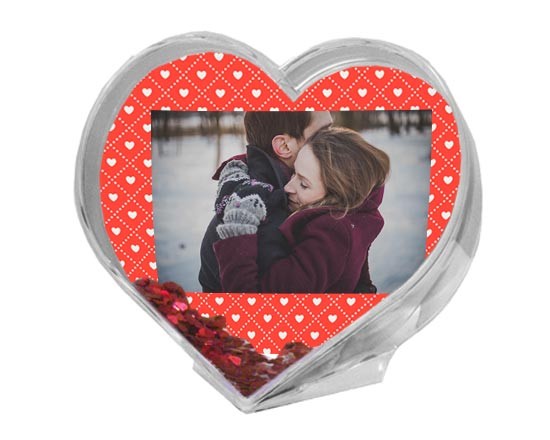 palla di neve a forma di cuore con grafica love