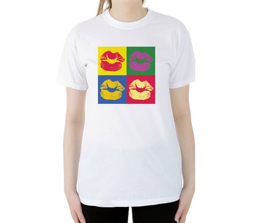 La t-shirt bianca o colorata con la grafica dallo stile pop-art