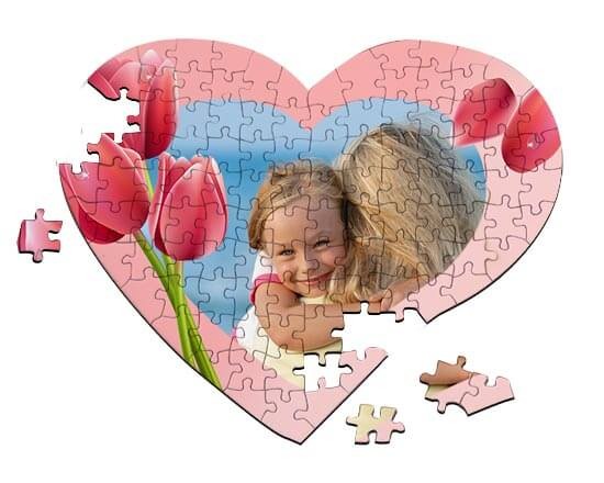 Puzzle a forma di cuore con grafiche a tema