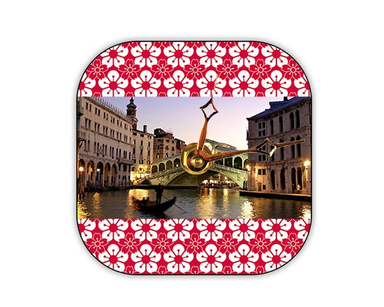 Il grandioso orologio con foto con fiori