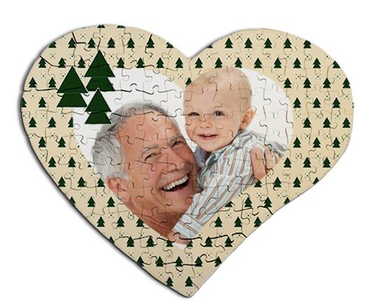 Puzzle a forma di cuore con alberi verdi
