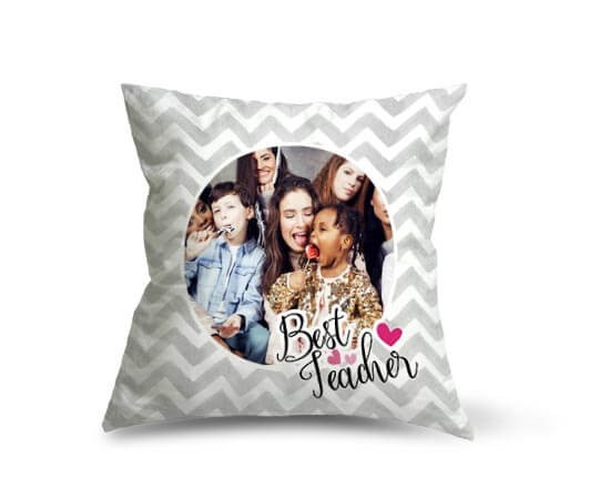 Cuscino con grafica a zig zag bianca e grigia