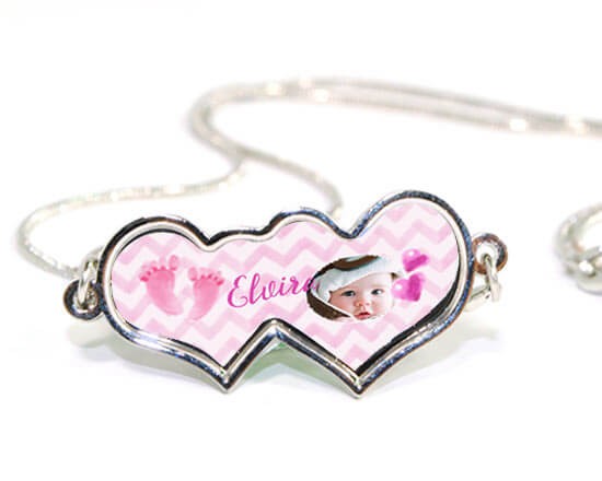 Collana con ciondolo a due cuori con grafica rosa