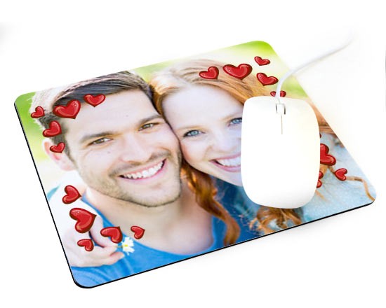 Cornice di cuori rossi su mousepad