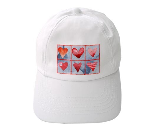 Il cappellino con grafica piena di cuori e sfondo blu