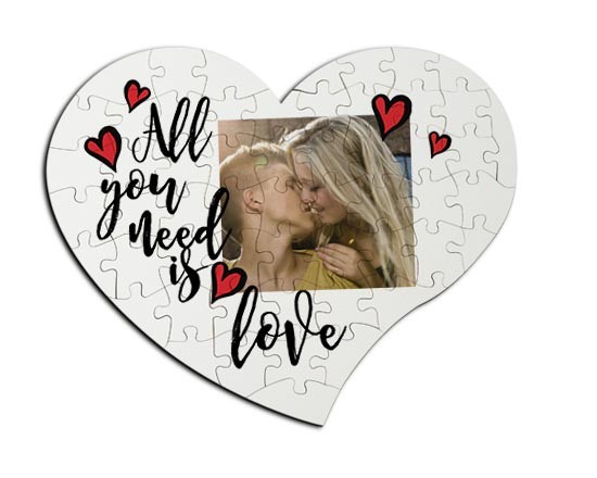 Scritta d'amore su foto puzzle cuore