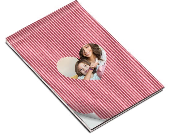 Il block notes dalla grafica con cuore e strisce verticali