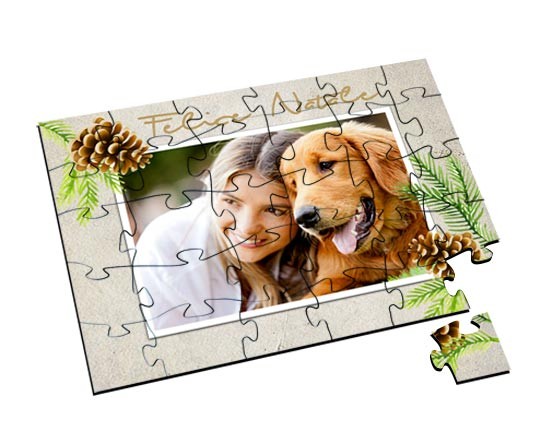 Il puzzle in masonite con pigne e rami