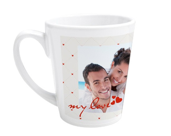 La tazza milk per una grafica piena di cuori e scritta rossa