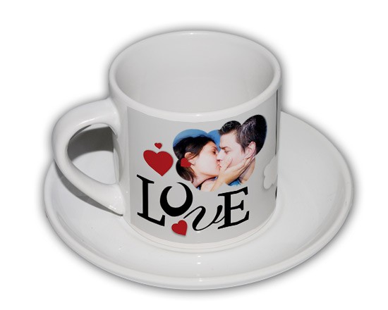 Tazzina da caffè con grafica con cuori e nuvole
