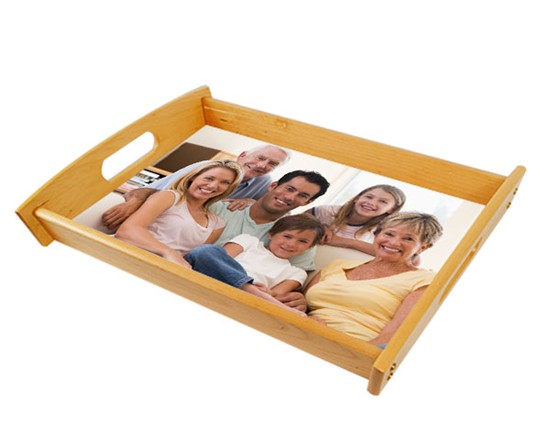 Un vassoio in legno color naturale con immagine stampata di una famiglia