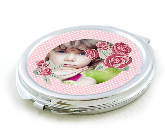 Lo specchietto tondo con piccole rose