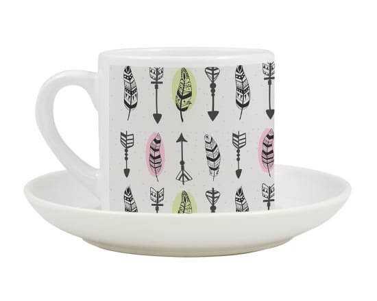 Tazzina da caffè con grafica con piume e frecce