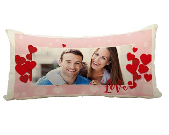 cuscino con grafica piena di cuori rossi