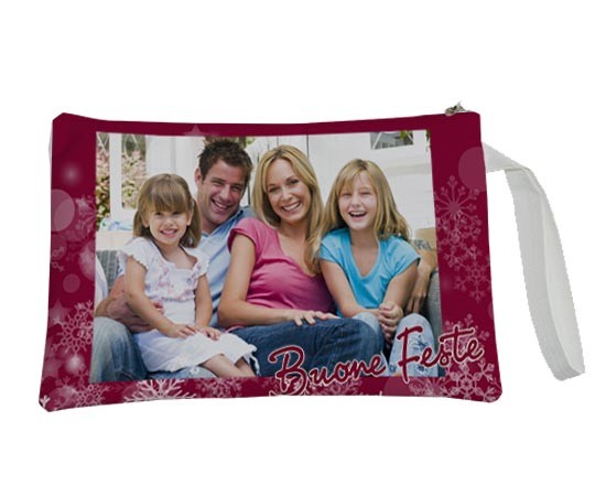 La pochette con grafica bordeaux e stelle
