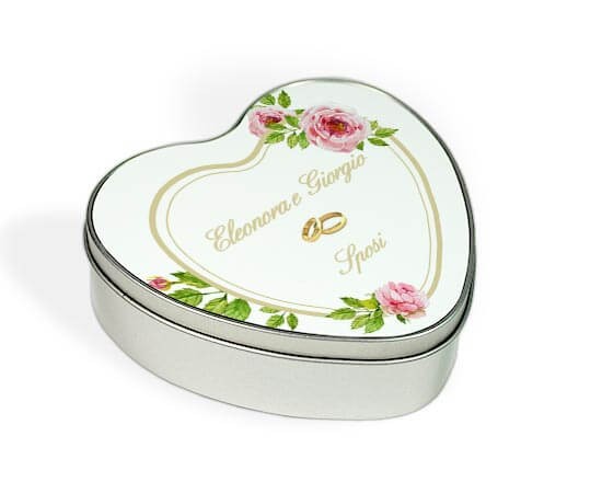 Scatola con cuore di fiori sul coperchio