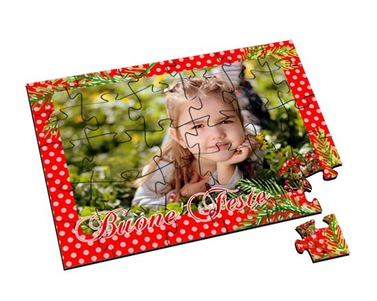 Il puzzle in legno con pois e bacche natalizie