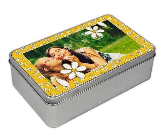 Scatola di latta con margherite