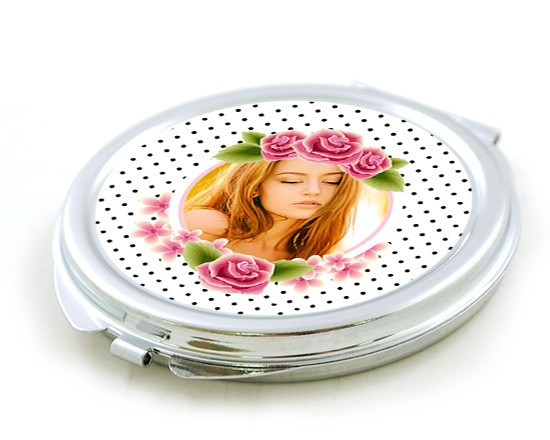 Lo specchietto con rose e pois neri