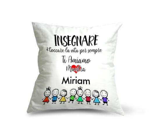 Cuscino con piccoli bimbi disegnati