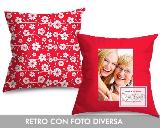 Fiori bianchi sul cuscino in poliestere