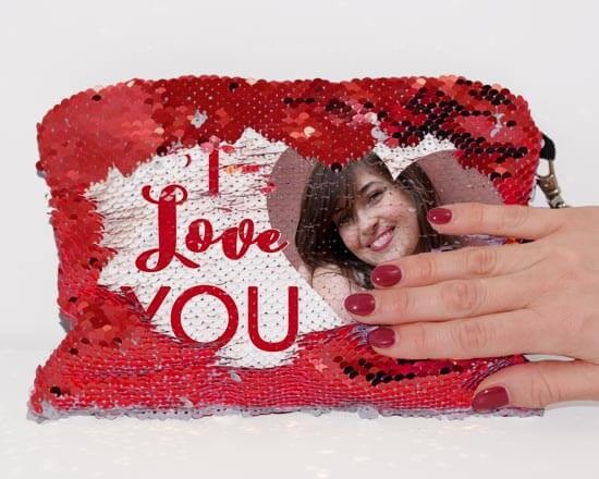 personalizza la pochette con paillettes rosse