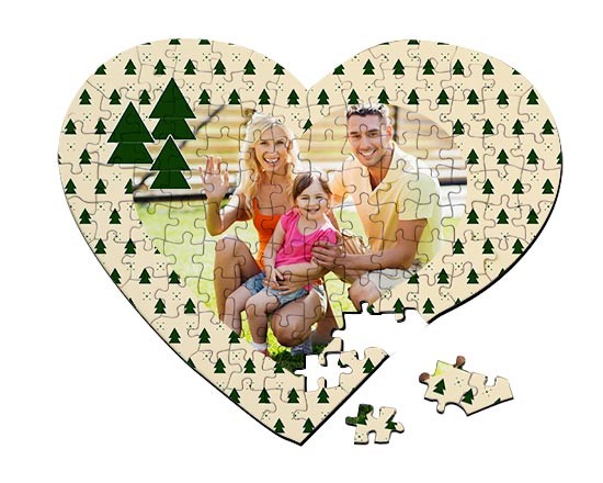 Il puzzle cuore con alberi verdi