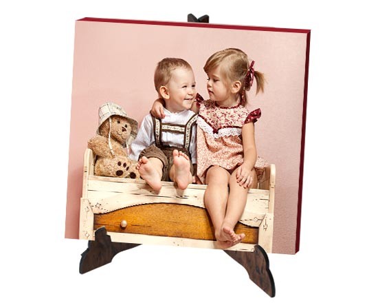 Tela light con stampa bimbi esposta su piedistallo