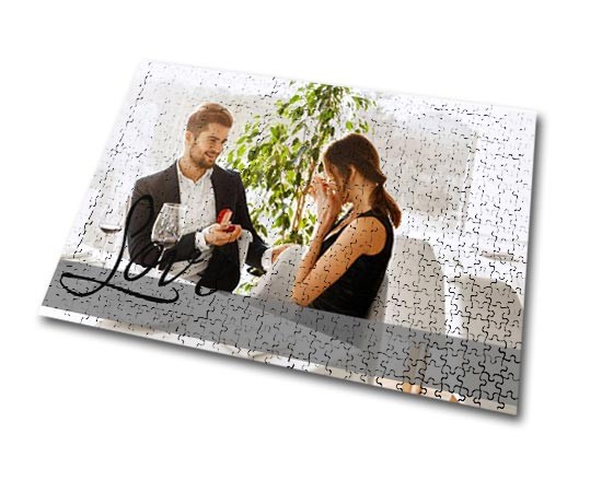 Il tuo puzzle dalla grafica stilizzata con fascia e scritta eleganti