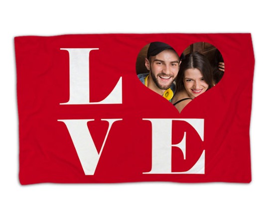 La coperta dalla grafica rossa e scritta bianca