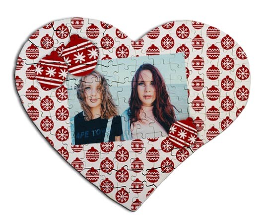 puzzle in legno con palline rosse a forma di cuore