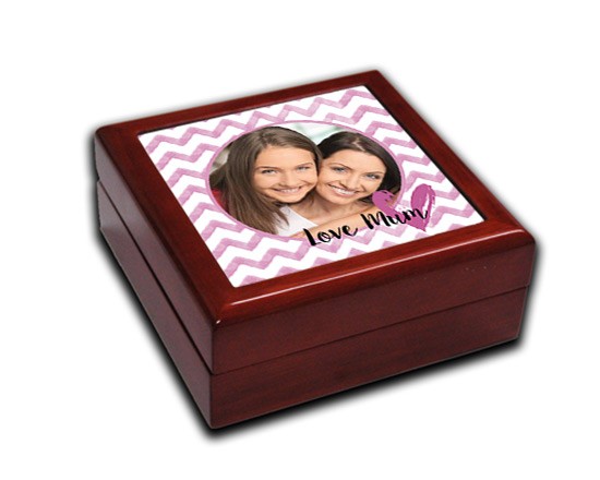 Portagioie in legno con grafica bianca e rosa