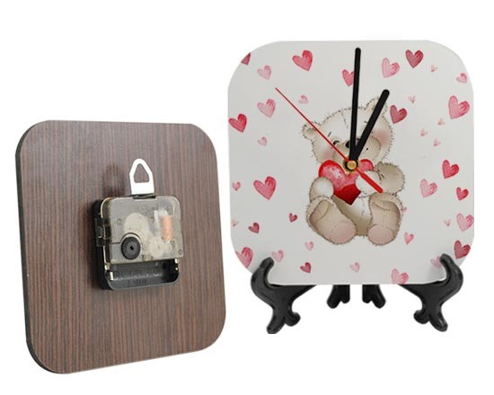 Dolce orsacchiotto su orologio quadrato
