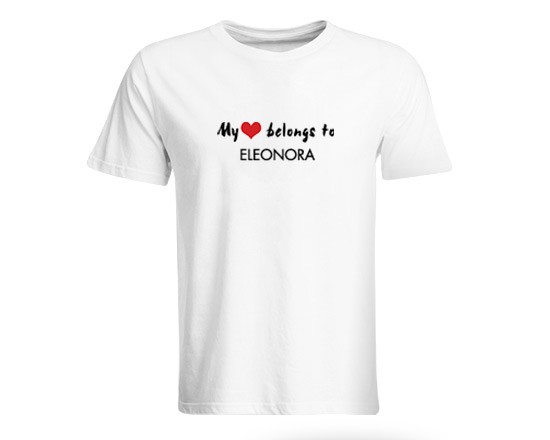 T-shirt con grafica con scritta e cuore rosso