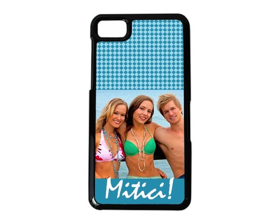 Cover con grafica con rombi blu e sfondo celeste