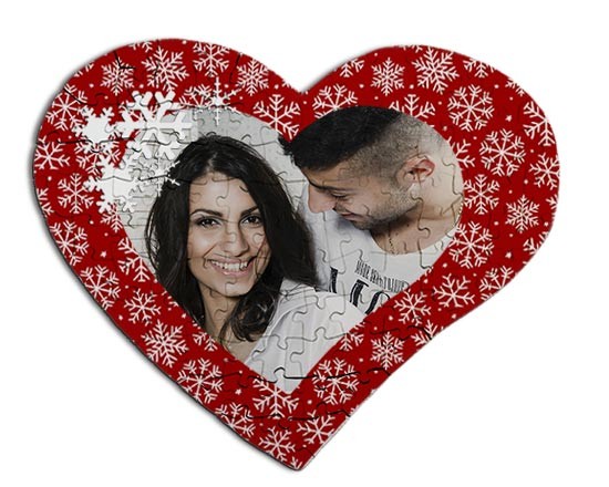 Cuore in masonite con grafica di stelle di neve