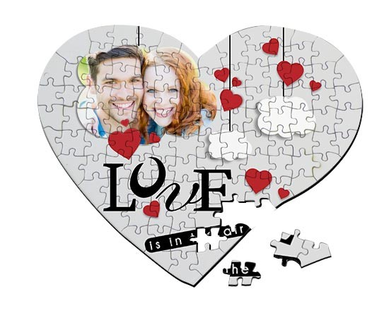 Puzzle a cuore con grafica con cuori e nuvole
