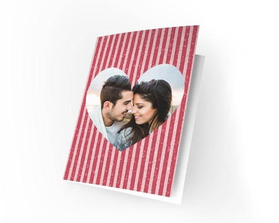 Card texturata da strisce rosse con cuore centrale