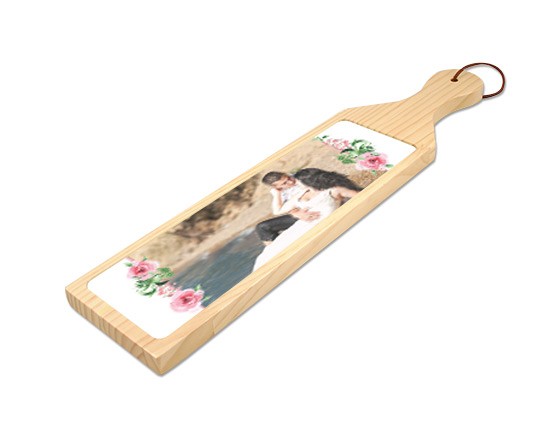 Il tagliere in legno in stile floreale