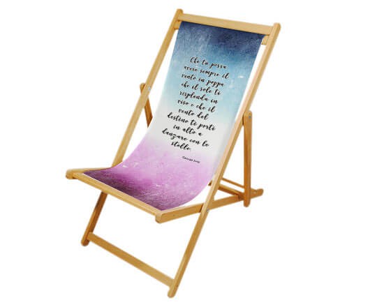 Sedia sdraio con grafica colorata con scritta